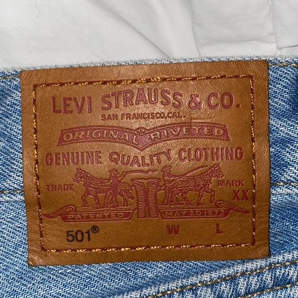 Levi destroyed cut off Jean shorts - Picture 3 of 6